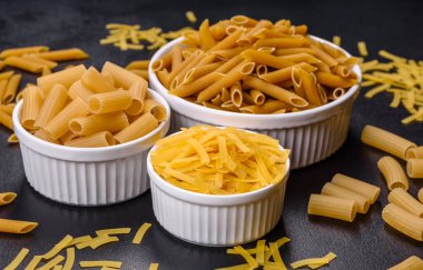 İtalyan çiğ makarnası, üst görünüm, farklı türde makarna.