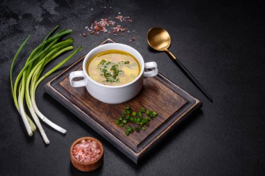 Domuz pastırmalı bezelye çorbası. Metin için boşluk, üst görünüm