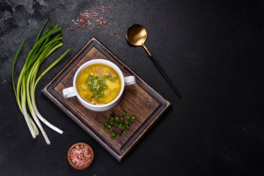 Domuz pastırmalı bezelye çorbası. Metin için boşluk, üst görünüm