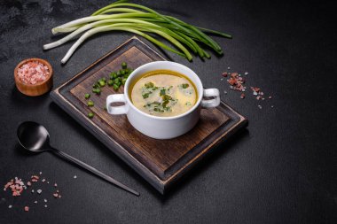 Domuz pastırmalı bezelye çorbası. Metin için boşluk, üst görünüm