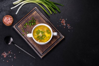 Domuz pastırmalı bezelye çorbası. Metin için boşluk, üst görünüm