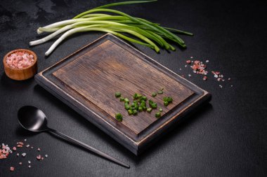 Siyah metal kaşık ve dikdörtgen kesme tahtası. Pişirmeye Hazırlanıyor