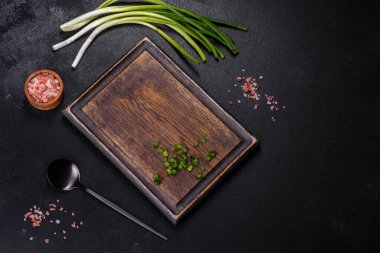 Siyah metal kaşık ve dikdörtgen kesme tahtası. Pişirmeye Hazırlanıyor