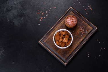 Biraya yakın çekim için sağlam, lezzetli ekmek kırıntıları. Baharatlı kuru ekmek.