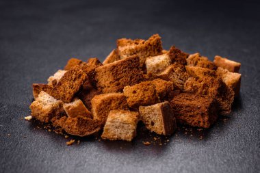 Biraya yakın çekim için sağlam, lezzetli ekmek kırıntıları. Baharatlı kuru ekmek.