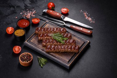 Siyah beton arka planda sebzeli şiş kebap.