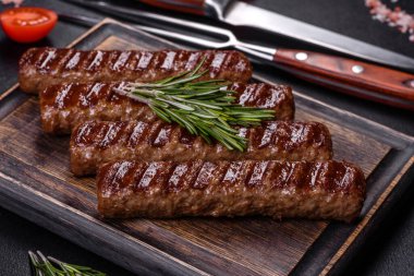 Siyah beton arka planda sebzeli şiş kebap.