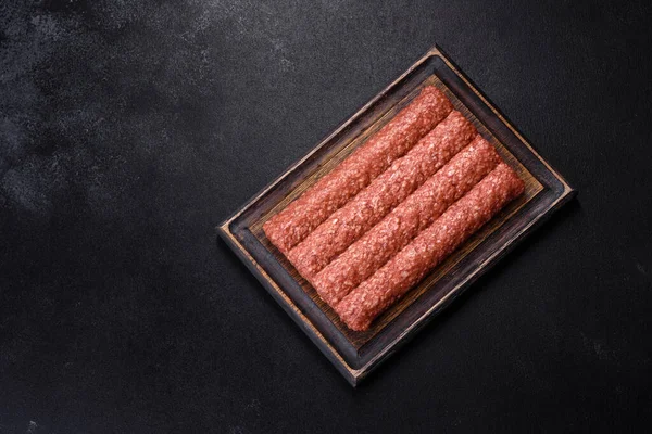 Ongebakken Rauwe Rundvlees Lamsvlees Kebab Worsten Een Houten Plank Zwarte — Stockfoto