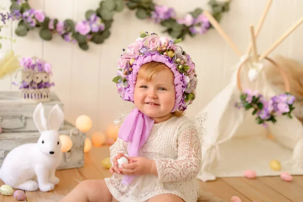 Glückliches Osterhasenmädchen Mit Bunten Eiern Sitzt Landhaus Und Feiert Urlaub — Stockfoto