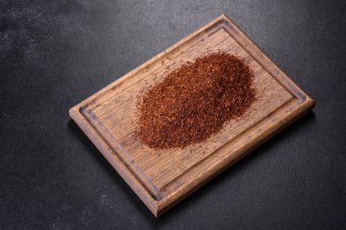 Siyah arka planda beyaz kâse içinde Rooibos çayı. Düz konum, üst görünüm, kopyalama alanı