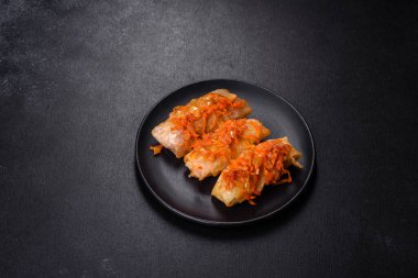 Geleneksel doldurulmuş lahana, kıyma ve pilav, domates sosunda servis edilir.