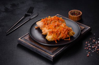 Geleneksel doldurulmuş lahana, kıyma ve pilav, domates sosunda servis edilir.