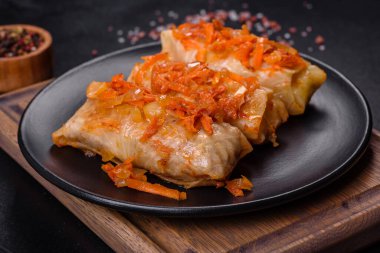 Geleneksel doldurulmuş lahana, kıyma ve pilav, domates sosunda servis edilir.