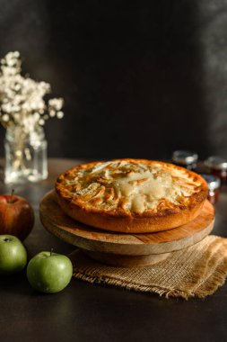 Klasik Amerikan sonbahar tatlısı: tarçınlı elmalı turta ve demerara şekeri.