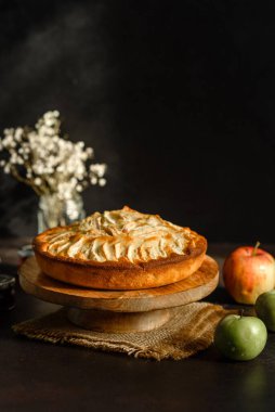 Klasik Amerikan sonbahar tatlısı: tarçınlı elmalı turta ve demerara şekeri.