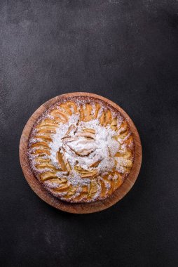 Klasik Amerikan sonbahar tatlısı: tarçınlı elmalı turta ve demerara şekeri.