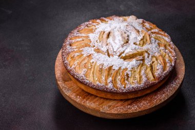 Klasik Amerikan sonbahar tatlısı: tarçınlı elmalı turta ve demerara şekeri.