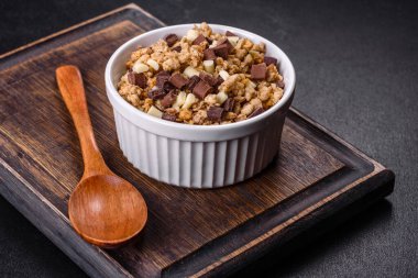 Yulaf ezmesi, mısır gevreği ve buğday sapı. Kahvaltı için olgun mısır gevreği.