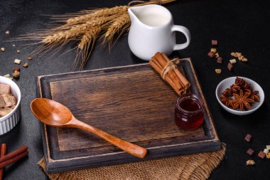 Yulaf ezmesi, mısır gevreği ve buğday sapı. Kahvaltı için olgun mısır gevreği.