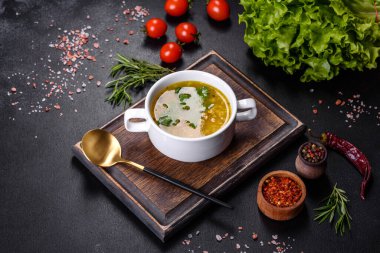 Tahta kesme tahtasında servis edilen balık ve sebzeli sıcak lezzetli çorba.