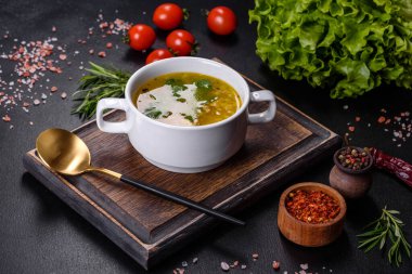 Tahta kesme tahtasında servis edilen balık ve sebzeli sıcak lezzetli çorba.