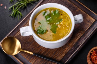 Tahta kesme tahtasında servis edilen balık ve sebzeli sıcak lezzetli çorba.