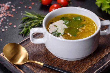 Tahta kesme tahtasında servis edilen balık ve sebzeli sıcak lezzetli çorba.