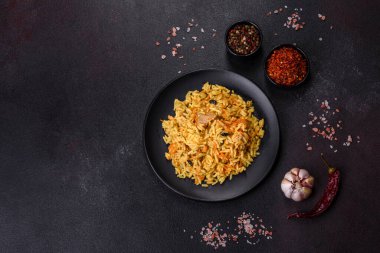 Tavuklu pilav. Geleneksel doğu usulü haşlanmış pirinç, tavuk eti, sebze ve baharatlar tabakta.