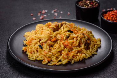 Tavuklu pilav. Geleneksel doğu usulü haşlanmış pirinç, tavuk eti, sebze ve baharatlar tabakta.