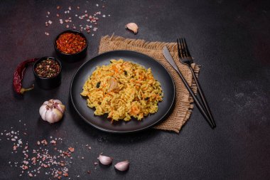 Tavuklu pilav. Geleneksel doğu usulü haşlanmış pirinç, tavuk eti, sebze ve baharatlar tabakta.