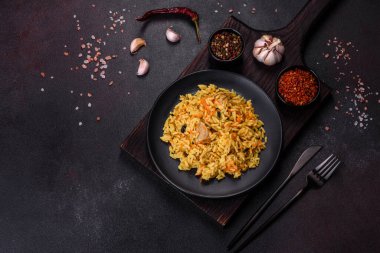 Tavuklu pilav. Geleneksel doğu usulü haşlanmış pirinç, tavuk eti, sebze ve baharatlar tabakta.