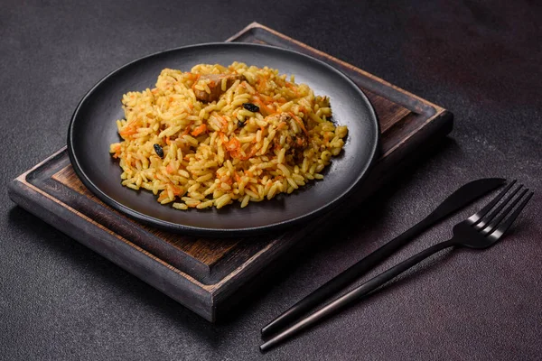 小菜一碟鸡肉传统的东方热菜 煮米饭 蔬菜和调味品 放在盘子里 — 图库照片