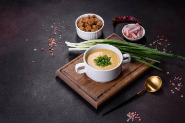 Yeşil bezelye kremalı çorba ve kraker. Vejetaryen sağlıklı çorba.