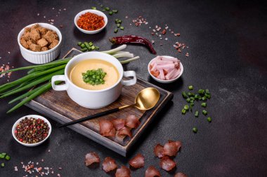 Yeşil bezelye kremalı çorba ve kraker. Vejetaryen sağlıklı çorba.