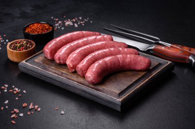 Baharatlı ve sebzeli çiğ ızgara sosis. Metnin için boş yer