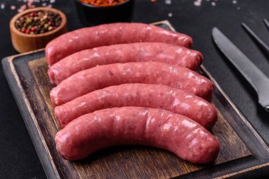 Baharatlı ve sebzeli çiğ ızgara sosis. Metnin için boş yer