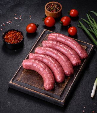 Baharatlı ve sebzeli çiğ ızgara sosis. Metnin için boş yer