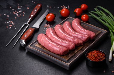 Baharatlı ve sebzeli çiğ ızgara sosis. Metnin için boş yer