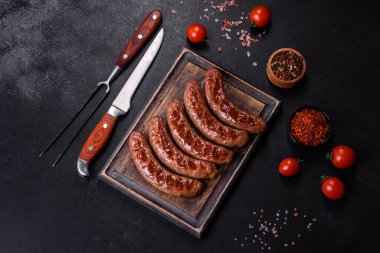 Baharatlı ve otlu ızgara sosis. En üstteki düz yerde. Kopyalama alanı ile