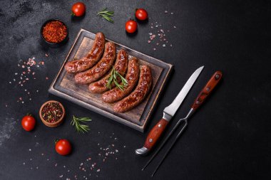 Baharatlı ve otlu ızgara sosis. En üstteki düz yerde. Kopyalama alanı ile