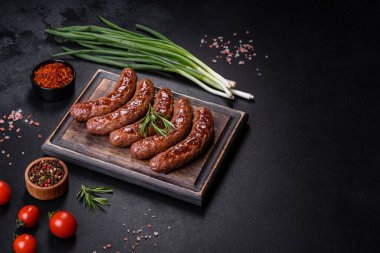 Baharatlı ve otlu ızgara sosis. En üstteki düz yerde. Kopyalama alanı ile