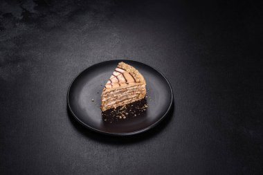 Geleneksel Macar pastası, turta. Siyah arka plan. Boşluğu kopyala