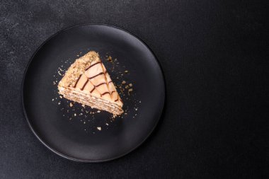 Geleneksel Macar pastası, turta. Siyah arka plan. Boşluğu kopyala