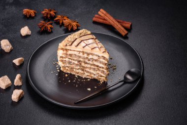 Geleneksel Macar pastası, turta. Siyah arka plan. Boşluğu kopyala