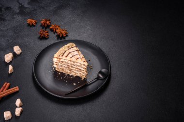 Geleneksel Macar pastası, turta. Siyah arka plan. Boşluğu kopyala