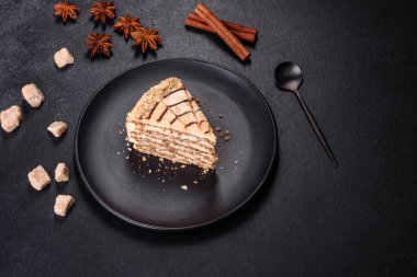 Geleneksel Macar pastası, turta. Siyah arka plan. Boşluğu kopyala