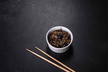 Deniz lahanası salatası menü konsepti sağlıklı beslenme. yiyecek arkaplan görünümü