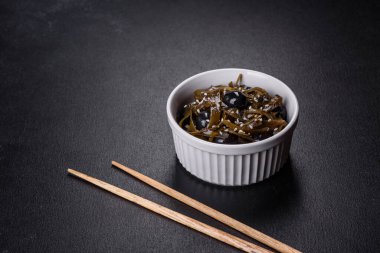 Deniz lahanası salatası menü konsepti sağlıklı beslenme. yiyecek arkaplan görünümü