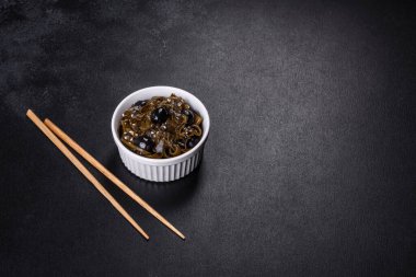 Deniz lahanası salatası menü konsepti sağlıklı beslenme. yiyecek arkaplan görünümü