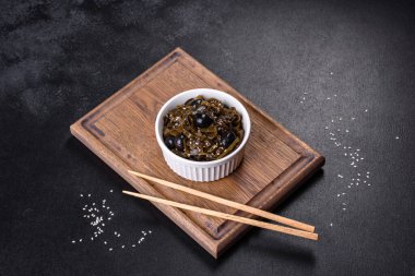 Deniz lahanası salatası menü konsepti sağlıklı beslenme. yiyecek arkaplan görünümü